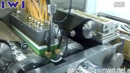 Verwenden Sie im Labor eine Softgel-Verkapselungsmaschine zum Befüllen von flüssigen Kapseln